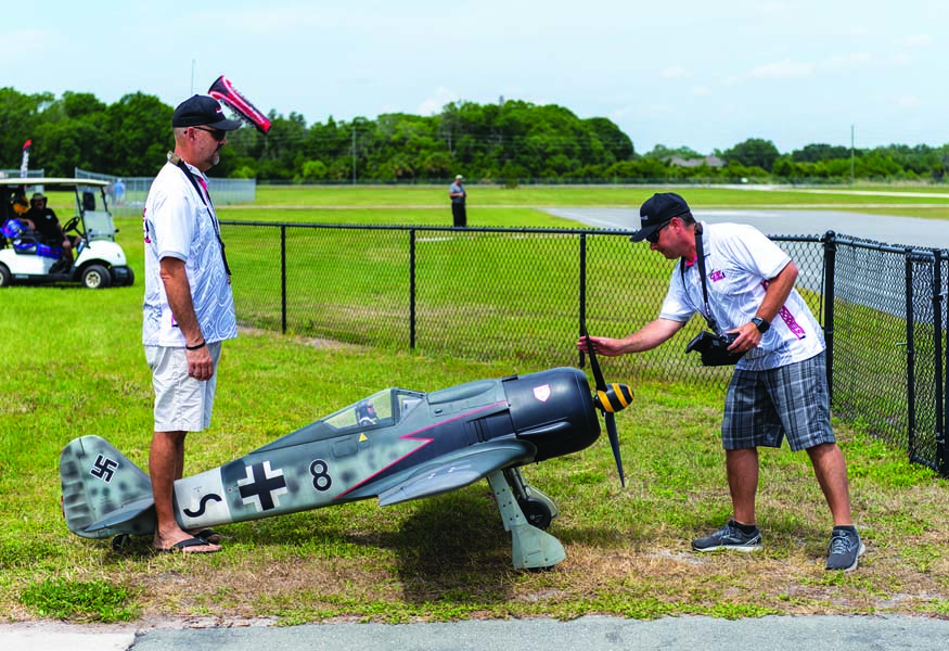 Matt Balazs starts up his 1/3.7-scale Fw 190.